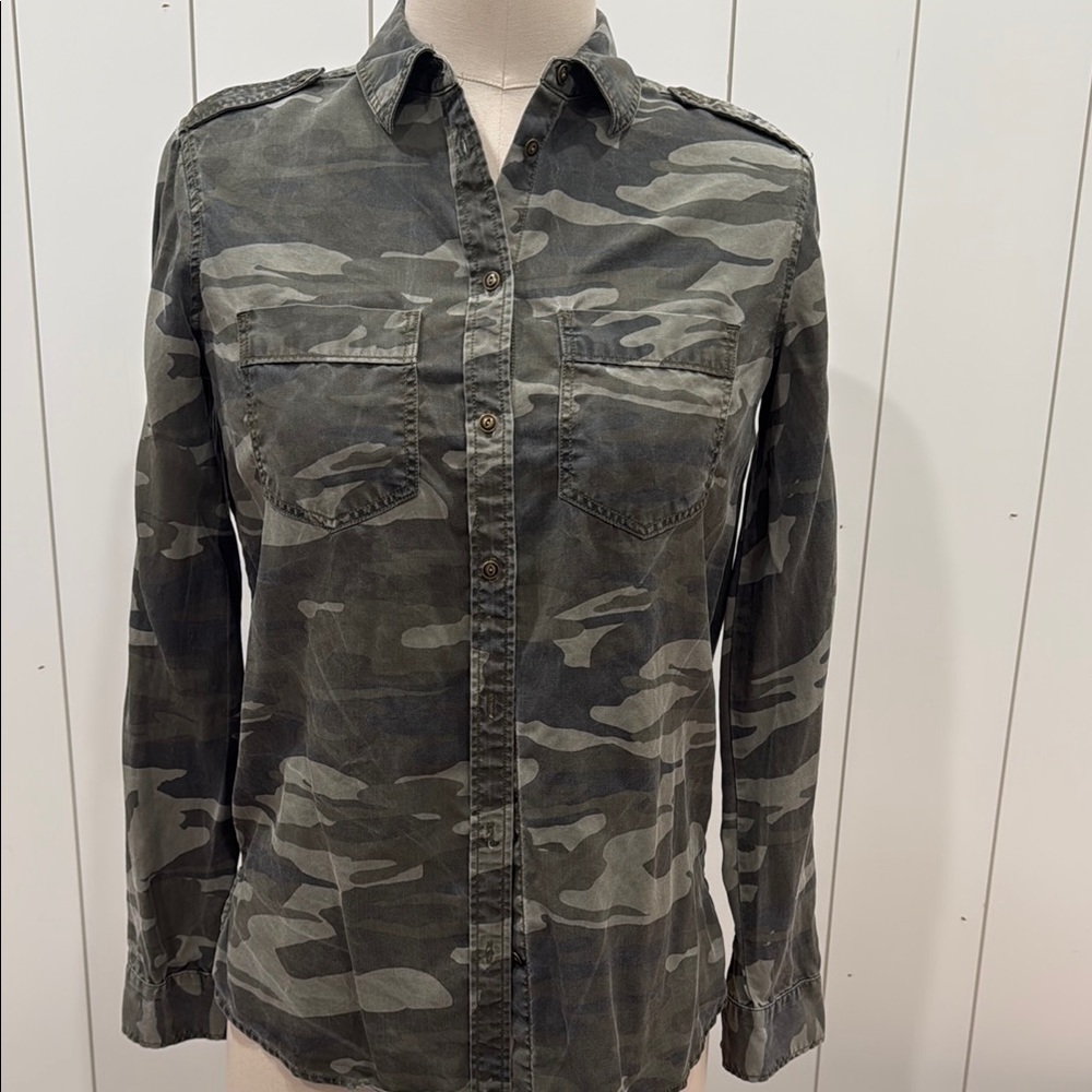 Express Green Casual Button Down Shirt with Classic Collar and Long Sleeves